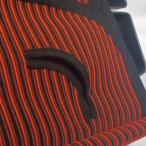 Vintage 60's Gina Teresa Wool Cardigan, button, red& black, 21" pit to pit - Picture 4 of 5